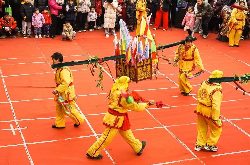 抬花杠祈丰年 传非遗润童心